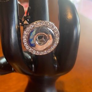 NWT Magnolia and Vine Ring with MOM snap